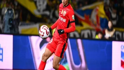 德甲焦点：吉滕斯疾速突破，内外开火助球队夺冠